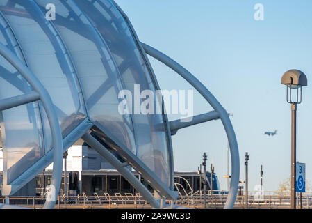 Marta Rapid Transit Train ad Atlanta International Airport Terminal voli interni con getto di passeggeri sulla rotta di avvicinamento per l'atterraggio in Atlanta, Georgia. (USA) Foto Stock