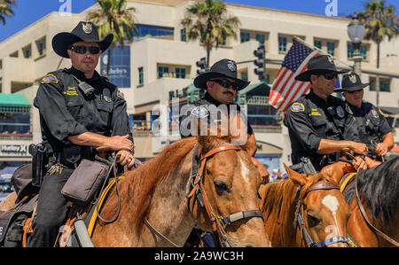 Huntington Beach, Stati Uniti d'America - Luglio 03, 2017: Equestre degli ufficiali di polizia da Huntington Beach e Santa Ana i dipartimenti di polizia di interagire con i turisti Foto Stock