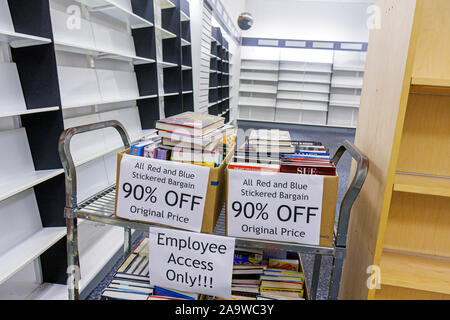 Miami Florida,Hialeah,Westland Mall,Waldenbooks,chiusura del negozio,liquidazione vendita,libro,libri,scaffali vuoti,shopping shopper shopping negozi marchio di mercato Foto Stock