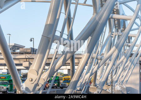 Navetta aeroportuale furgoni visto attraverso il contemporaneo di acciaio laminato tettoia all'Aeroporto Internazionale Hartsfield-Jackson di Atlanta in Atlanta, Georgia. (USA) Foto Stock