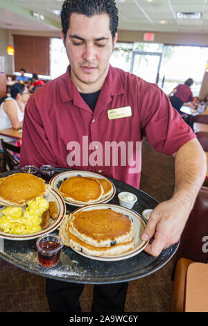 Miami Florida, Hialeah Gardens, Denny's, ristorante ristoranti cibo caffè bar, uomo ispanico uomini maschio, camerieri server lavoratore dipendente Foto Stock