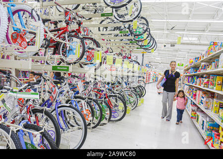 Miami Florida,Hialeah,Walmart Big-Box,shopping shopper shopping shopping negozi mercati di mercato di mercato di acquisto di vendita, negozio al dettaglio negozi business busi Foto Stock