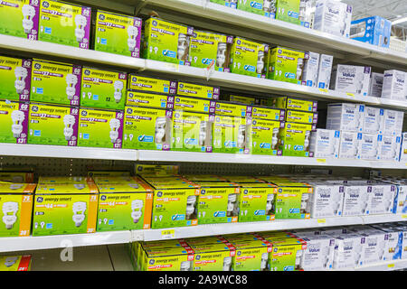 Miami Florida,Hialeah,Walmart,shopping shopper shopper shopping negozi mercati di mercato di vendita di mercato, negozi al dettaglio negozi business business business, d Foto Stock