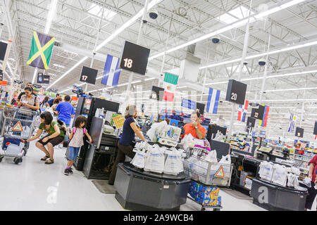 Miami Florida,Hialeah,Walmart Big-Box,shopping shoppers,mercato negozio checkout line coda cassieri cassa pagare l'acquisto,interno interno Foto Stock