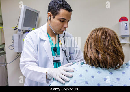 Miami Beach Florida, Mt. Mount Sinai Medical Center,ospedale,assistenza sanitaria,pronto soccorso,paziente,medico,uomo ispanico maschio,stetoscopio,ascolto,FL100 Foto Stock