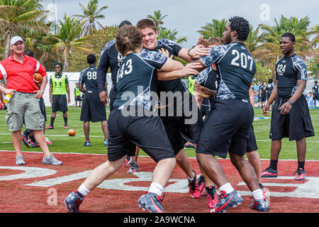 Miami Beach Florida,Super Bowl XLIV Week,NFL,football,campo di allenamento,ragazzo,teen teen teenager studenti studenti Black player,FL100207119 Foto Stock