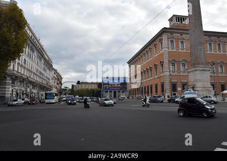 Traffico in Piazza San Giovanni in Laterano sul Colle Celiano, Roma, Italia. Foto Stock