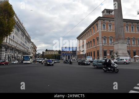 Traffico in Piazza San Giovanni in Laterano sul Colle Celiano, Roma, Italia. Foto Stock