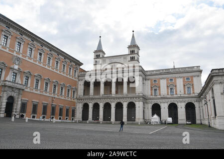 Situato a San Giovanni piazza in Laterano del Celio, il palazzo è adiacente all'arcibasilica di San Giovanni in Laterano, cattedrale chiesa di Foto Stock