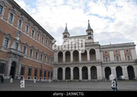 Situato a San Giovanni piazza in Laterano del Celio, il palazzo è adiacente all'arcibasilica di San Giovanni in Laterano, cattedrale chiesa di Foto Stock