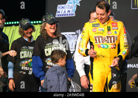 Homestead, Stati Uniti. 17 Nov, 2019. Kyle Busch celebra la vittoria al suo secondo Monster Energy NASCAR Cup Series campionato domenica al NASCAR Ford EcoBoost 400 Cup Series campionato a Homestead-Miami Speedway a Homestead, Florida, 17 novembre 2019. Questa è l'ultima gara del campionato che si terrà presso la Homestead-Miami Speedway. La prossima stagione del campionato si sposterà a Phoenix, Arizona. Foto di Gary mi Rothstein/UPI Credito: UPI/Alamy Live News Foto Stock