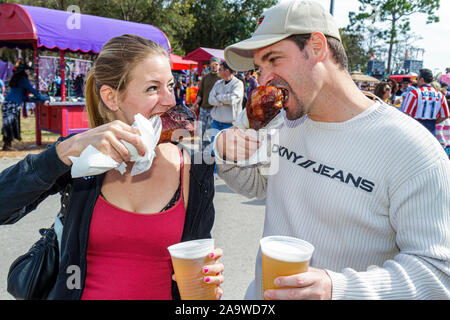 Deerfield Beach Florida,Quiet Waters Park,Florida Renaissance Festival,uomo uomo uomo maschio,donna femmina donne,coppia,mangiare,tacchino gamba,cibo,FL100214087 Foto Stock