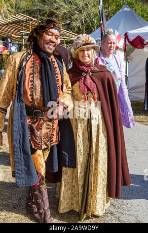 Deerfield Beach Florida, Quiet Waters Park, Florida Renaissance Festival, costume, uomo nero uomo maschio, donna donna donna donna, coppia, FL100214113 Foto Stock