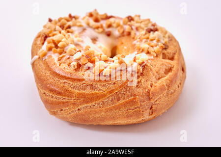 Il cioccolato in polvere Zucchero-soffio di crema anello, crema pasticcera pasta Foto Stock