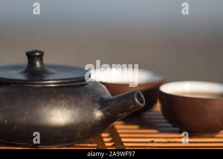 Vintage set cinese con il nero della cerimonia del tè yixing teiera su sfondo verde Foto Stock