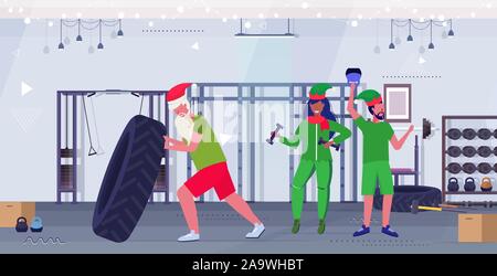 Santa Claus flipping pneumatico elfi esercizio con manubri e formazione kettlebell allenamento uno stile di vita sano concetto natale e capodanno moderna palestra interno orizzontale di lunghezza completa illustrazione vettoriale Illustrazione Vettoriale