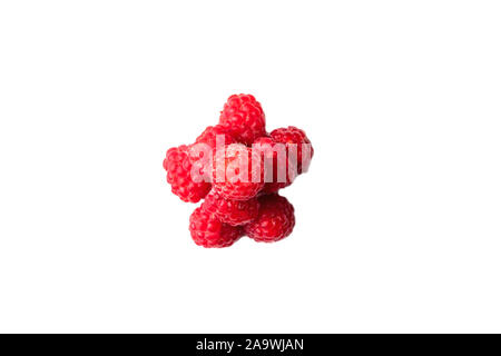 Ripe rosso lampone bacche disteso in una diapositiva isolato su uno sfondo bianco, vista dall'alto Foto Stock