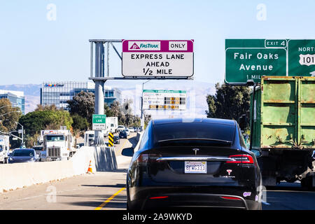 15 nov 2019 Sunnyvale / CA / STATI UNITI D'AMERICA - i veicoli che viaggiano in autostrada 237 nella parte sud di San Francisco Bay Area; aperto recentemente express lane segni, raffiguranti th Foto Stock