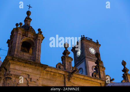 Vista del campanile della cattedrale di Lugo prima dell'alba in Lugo, Spagna. La città antica, famosa per la sua intatta cinta romana, scende lungo il Camino Primi Foto Stock