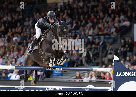 Stuttgart, Germania. 17 Nov, 2019. 35Th Stoccarda maestri tedeschi, Coppa del Mondo, sport equestri, saltando, Grand Prix di Stoccarda: Irlanda Richard Howley cavalca il suo cavallo Chinook. Credito: Sebastian Gollnow/dpa/Alamy Live News Foto Stock