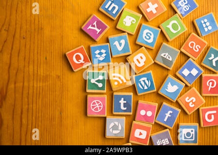 QUEENSTOWN, SUD AFRICA - 24 agosto 2019 - Social media sfondo con i social media logo sul gioco in legno sul blocco di legno sullo sfondo della granella Foto Stock