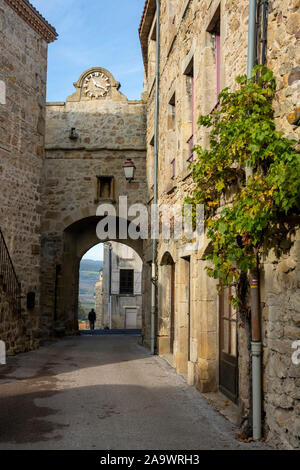 Montpeyroux village, etichettati Les Plus Beaux Villages de France, Limagne pianura, Dipartimento Puy de Dome, Auvergne Rhone Alpes, Francia Foto Stock