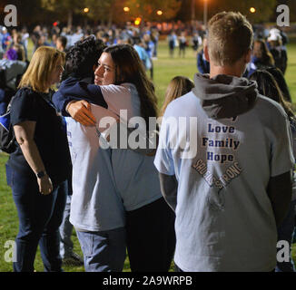 Santa Clarita, Stati Uniti. 17 Nov, 2019. I residenti si riuniscono per una veglia comunitaria per onorare la memoria delle vittime della scorsa settimana di riprese a Saugus High School in Santa Clarita, California, domenica 17 novembre, 2019. Giovedì di riprese ha preso la vita di due vittime innocenti, Gracie Anne Muehlberger, 15 e Dominic Blackwell, 14, e il tiratore, Nathaniel Tennosuke Berhow. 16. Foto di Jim Ruymen/UPI Credito: UPI/Alamy Live News Foto Stock