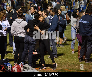 Santa Clarita, Stati Uniti. 17 Nov, 2019. I residenti si riuniscono per una veglia comunitaria per onorare la memoria delle vittime della scorsa settimana di riprese a Saugus High School in Santa Clarita, California, domenica 17 novembre, 2019. Giovedì di riprese ha preso la vita di due vittime innocenti, Gracie Anne Muehlberger, 15 e Dominic Blackwell, 14, e il tiratore, Nathaniel Tennosuke Berhow. 16. Foto di Jim Ruymen/UPI Credito: UPI/Alamy Live News Foto Stock