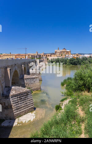 Ponte romano sul fiume Guadalquivir in Cordova, Spagna Foto Stock