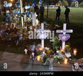 Santa Clarita, Stati Uniti. 17 Nov, 2019. I residenti si riuniscono per una veglia comunitaria per onorare la memoria delle vittime della scorsa settimana di riprese a Saugus High School in Santa Clarita, California, domenica 17 novembre, 2019. Giovedì di riprese ha preso la vita di due vittime innocenti, Gracie Anne Muehlberger, 15 e Dominic Blackwell, 14, e il tiratore, Nathaniel Tennosuke Berhow. 16. Foto di Jim Ruymen/UPI Credito: UPI/Alamy Live News Foto Stock