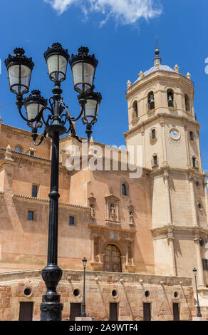 Via la luce e la torre di San Patricio chiesa in Lorca, Spagna Foto Stock