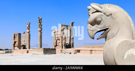 La scultura in pietra di Griffin e porta di tutte le nazioni (Xerxes gate) nell'antica città di Persepolis, Iran. UNESCO - Sito Patrimonio dell'umanità. Sul cielo blu indietro Foto Stock