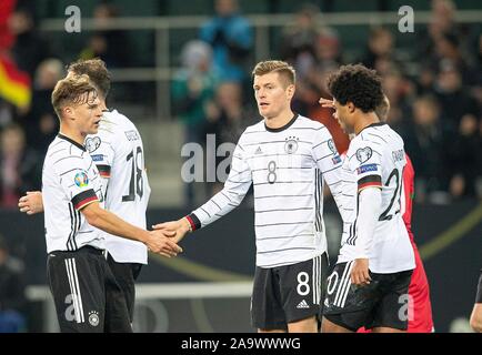 Il giubilo GER per portiere Toni KROOS (GER) dopo il suo obiettivo di rendere 4: 0, da sinistra a destra Joshua KIMMICH (GER), Toni KROOS (GER), Serge GNABRY (GER), Calcio Laender, Campionato Europeo il qualificatore, gruppo C 9. giornata, Germania (GER) - Bielorussia (BLR) 4: 0, su 16/11/2019 in Borussia Monchengladbach/Germania. € | Utilizzo di tutto il mondo Foto Stock