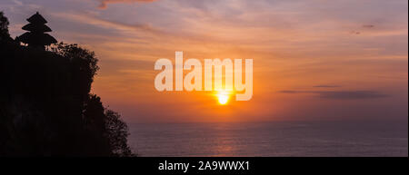 Panorama del tramonto a Ulu Watu tempio di Bali, Indonesia Foto Stock