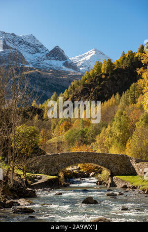 Ponte del Gave de Gavarnie. nei Pirenei francesi Foto Stock