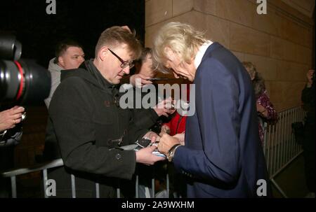 A Dresda, Deutschland. Xvi Nov, 2019. Sir Bob Geldof dà autografi per i tifosi, xiv speranza-Gala che sostiene il progetto speranza Cape Town nella lotta contro HIV e AIDS in Sudafrica la Schauspielhaus di Dresda | Utilizzo di credito in tutto il mondo: dpa/Alamy Live News Foto Stock