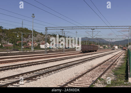 Vecchi binari arrugginiti nei pressi di Niksic in Montenegro Foto Stock