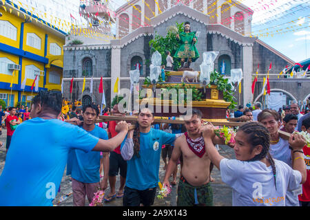 Partecipante al festival Higantes ad Angono Filippine Foto Stock