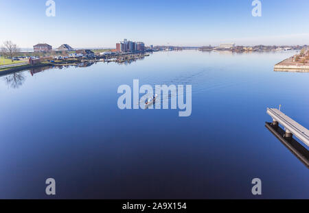 Barca a remi al Ems-Jade-Kanal in Wilhelmshaven, Germania Foto Stock