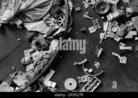 Rotture di bambole parti di corpo scartato Ospedale delle bambole in baraccopoli abbandonato il gioco House London UK 1960s. 1967 HOMER SYKES Foto Stock