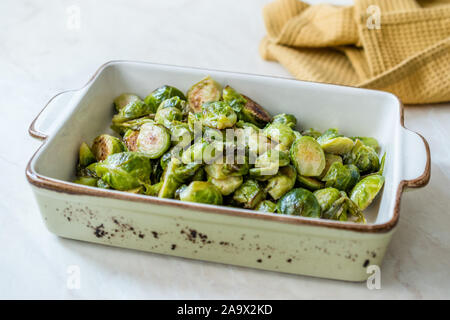 Arrostite casalinghe i cavoletti di Bruxelles in porcellana ciotola. Alimenti biologici. Foto Stock