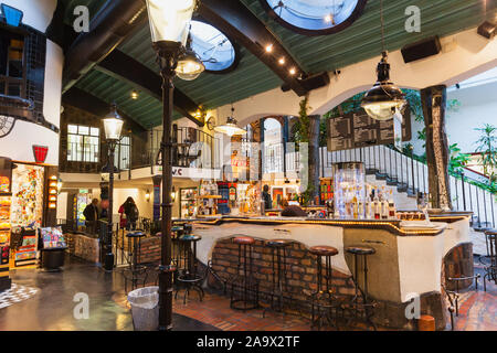 Vienna, Austria - 1 Novembre 2015: l'Hundertwasser Village cafe area fu costruito sia all'interno che all'esterno da concetti di artista Friedensre Foto Stock