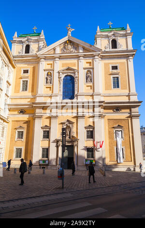 Vienna, Austria - 4 Novembre 2015: Esterno della Schottenkirche in Vienna fondata da Hiberno -Scots monaci Benedettini nel XII secolo. Ordinaria Foto Stock