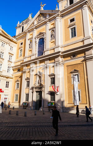 Vienna, Austria - 4 Novembre 2015: facciata della Schottenkirche in Vienna fondata da Hiberno -Scots monaci Benedettini nel XII secolo. Ordinaria p Foto Stock