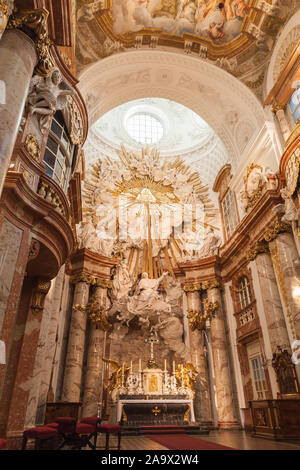 Vienna, Austria - 4 Novembre 2015: Karlskirche o la chiesa di San Carlo interno, foto verticale. Si tratta di una chiesa barocca situata sul lato sud di Ka Foto Stock