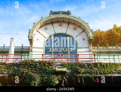 Vienna, Austria - 4 Novembre 2015: Esterno del Karlsplatz Stadtbahn stazione, si tratta di un ex stazione della Stadtbahn Viennese. Ben noto examp Foto Stock