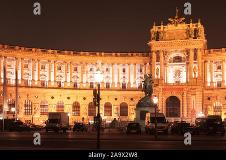 Vienna, Austria - 4 Novembre 2015: Foto notturna, il principe Eugenio di Savoia monumento nella Heldenplatz Foto Stock