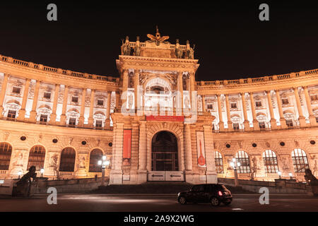 Vienna, Austria - 4 Novembre 2015: Biblioteca Nazionale Austriaca edificio di notte, complesso di Hofburg Foto Stock