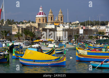 Fischerboote, Ausflugsboote auf Malta Foto Stock