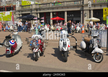 Brighton, Inghilterra - Agosto 24, 2019: scooter sul display lungo la passeggiata sul lungomare presso la spiaggia di Brighton in East Sussex, Inghilterra per 'Mod week-end' Foto Stock